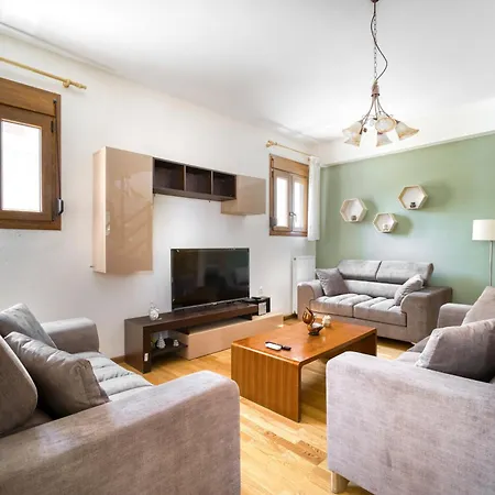 Luxury Evans 4br Sleeps 8 Near Villa