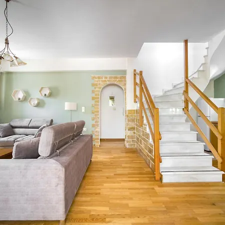 Luxury Evans 4br Sleeps 8 Near 빌라